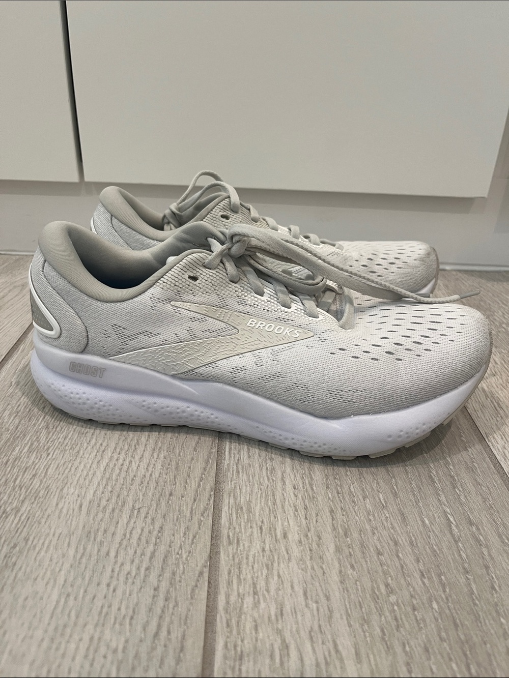 Brooks Women's White Athletic Running Shoes - Picture 4 of 9